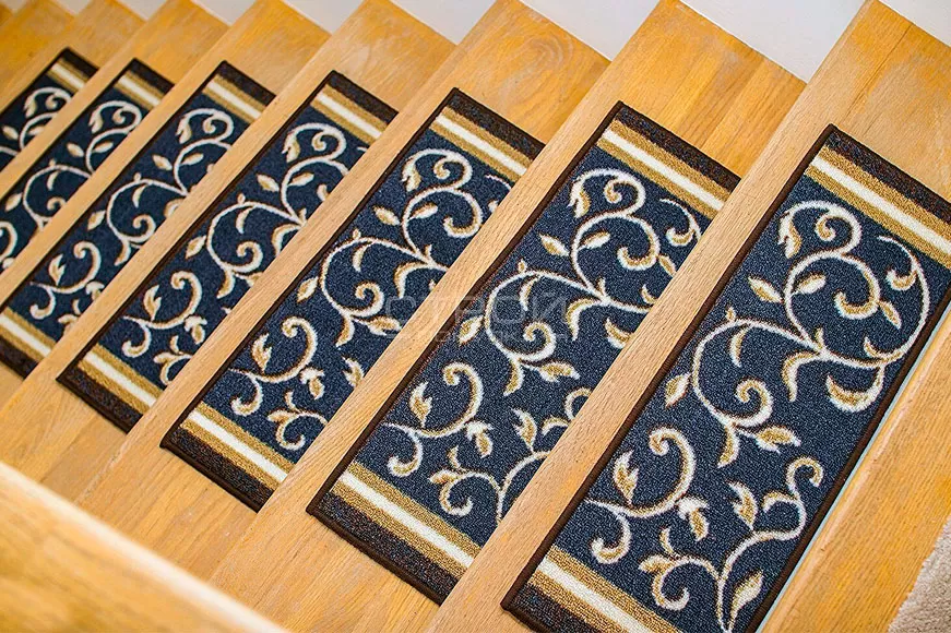 Прямоугольные коврики на ступени лестницы из светлого дерева.