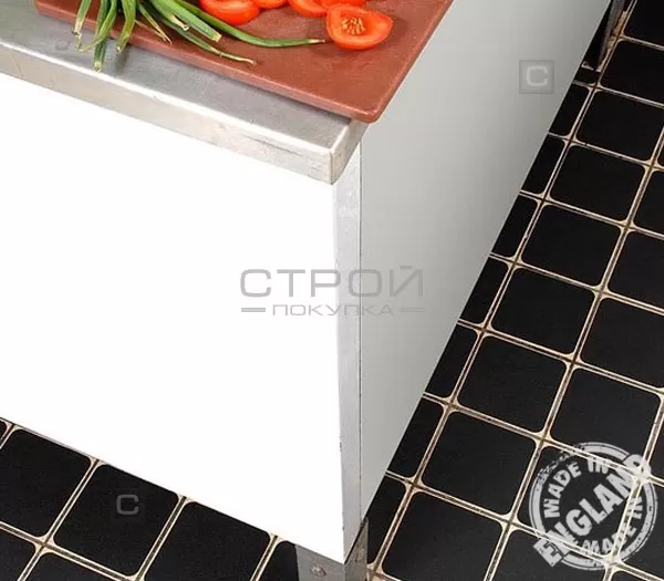 Черная лента виниловая самоклеющаяся Resilient, на кухонной плитке