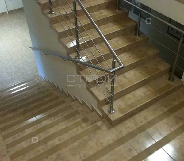 Прозрачная противоскользящая лента на ступенях лестницы