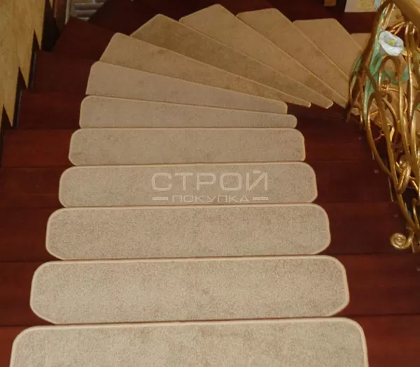 Поворот лестницы с ковролиновыми ступенями Сливки.