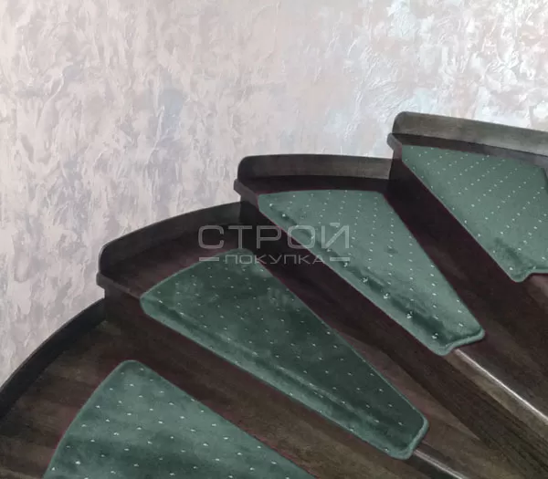 Фигурные зеленые накладки Барс на ступеньки деревянной лестницы.