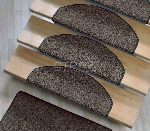 Ковровые накладки Шоколад на деревянных ступенях.