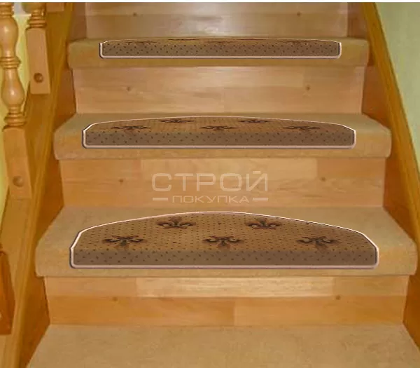 Бежевые ковры-накладки на деревянную лестницу.