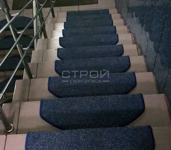 Лестничный коврик на ступенях загородного дома с ласковым названием Одесса.