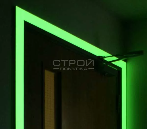 Фотолюминесцентная самоклеющаяся лента вокруг дверного проема.