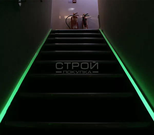 Светящаяся клейкая лента с абразивным противоскользящим слоем на лестнице.