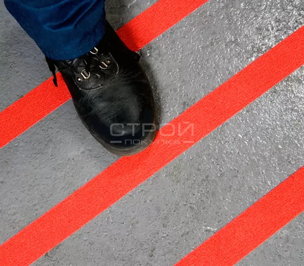 Оранжевая противоскользящая алюминиевая лента наклеенная на неровную поверхность