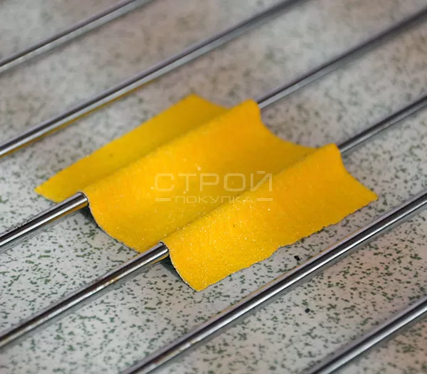 Желтая алюминиевая клейкая лента 50 мм на решетке
