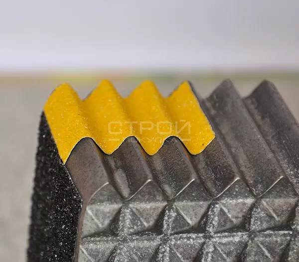 Пример наклеивания желтой алюминиевой клейкой ленты 50 мм на неровную поверхность
