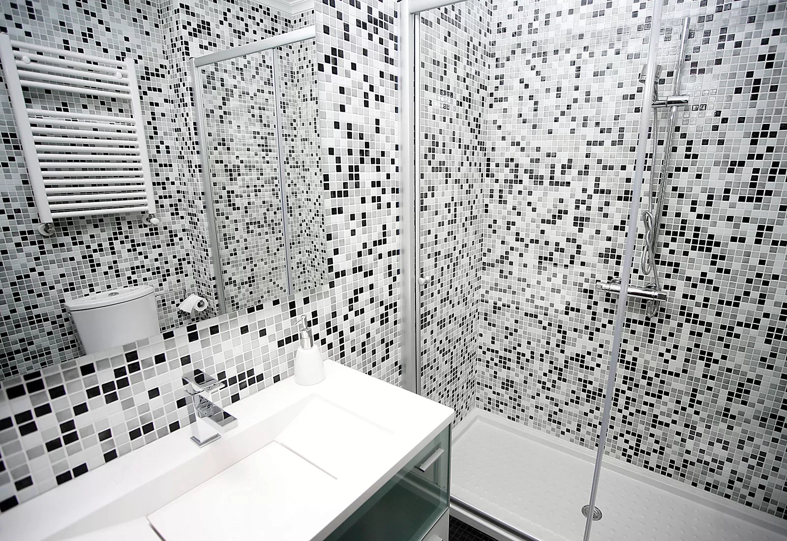 Мозаика Mix 25008-D серый микс в интерьере ванной комнаты.