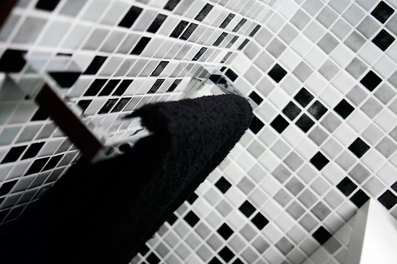 Мозаика Mix 25008-D серая в интерьере ванной комнаты.