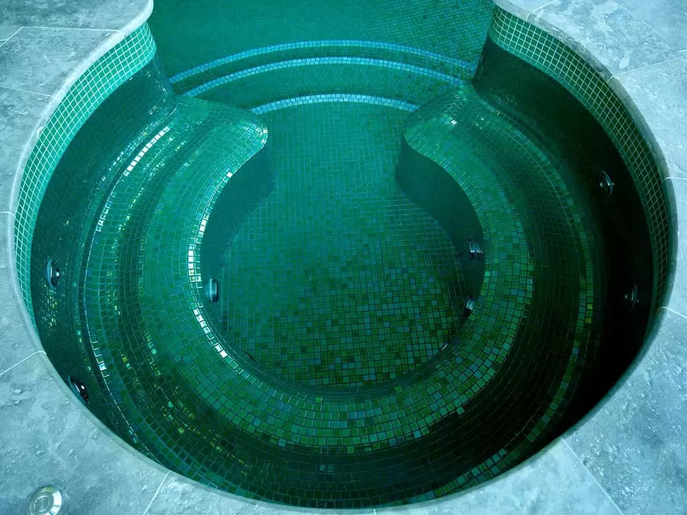 Глянцевая мозаика Esmeralda Metal зеленого цвета производства Ezarri в бассейновой чаше.