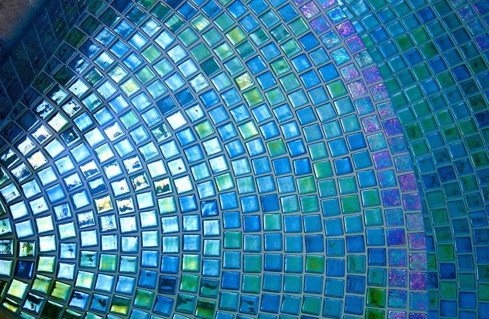 Фото бассейна отделанного мозаикой Esmeralda Metal зеленого цвета производства Ezarri.