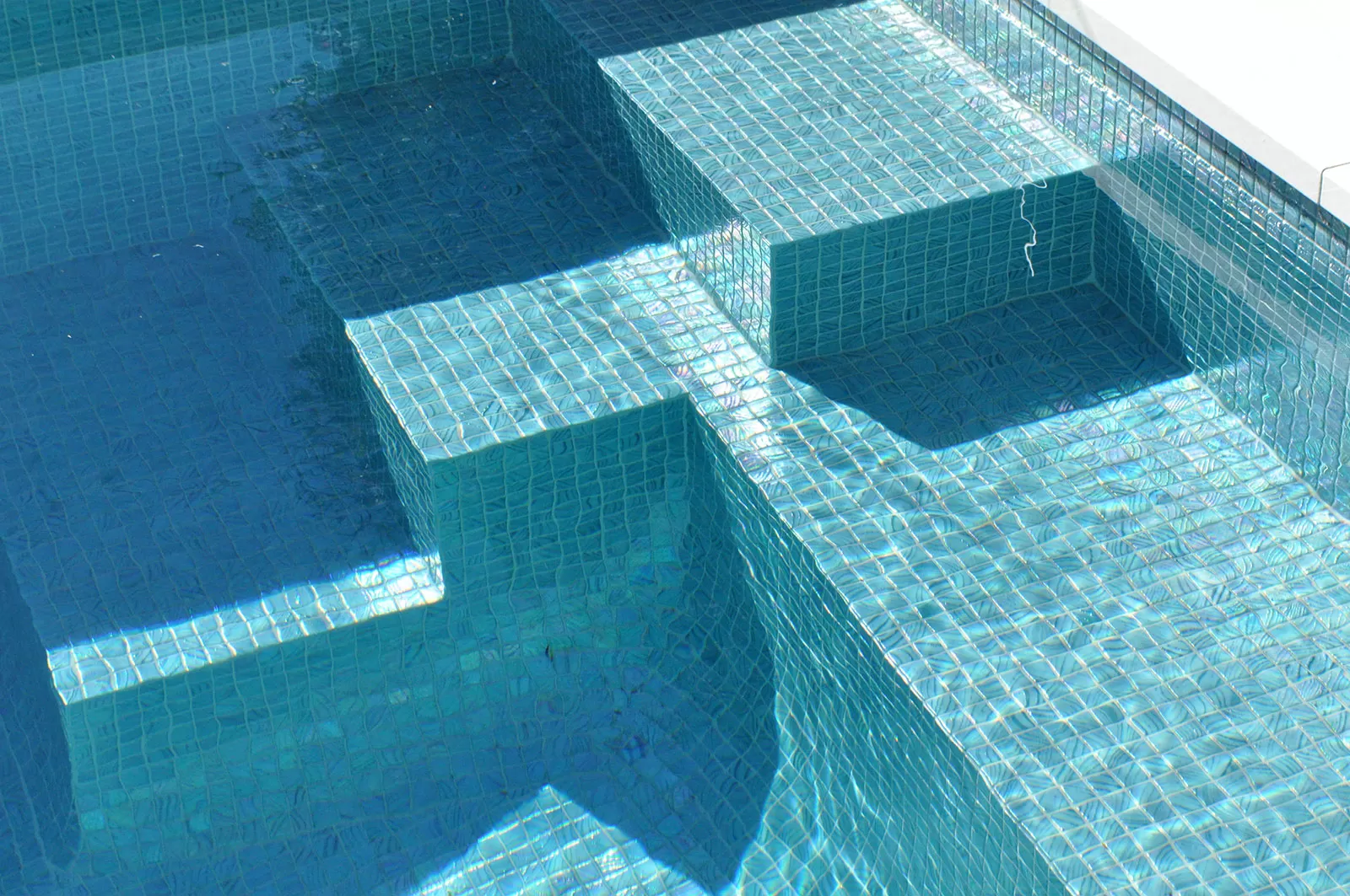 Мозаика Fuji коллекции Vulcano с перламутровой поверхностью для бассейна на улице.