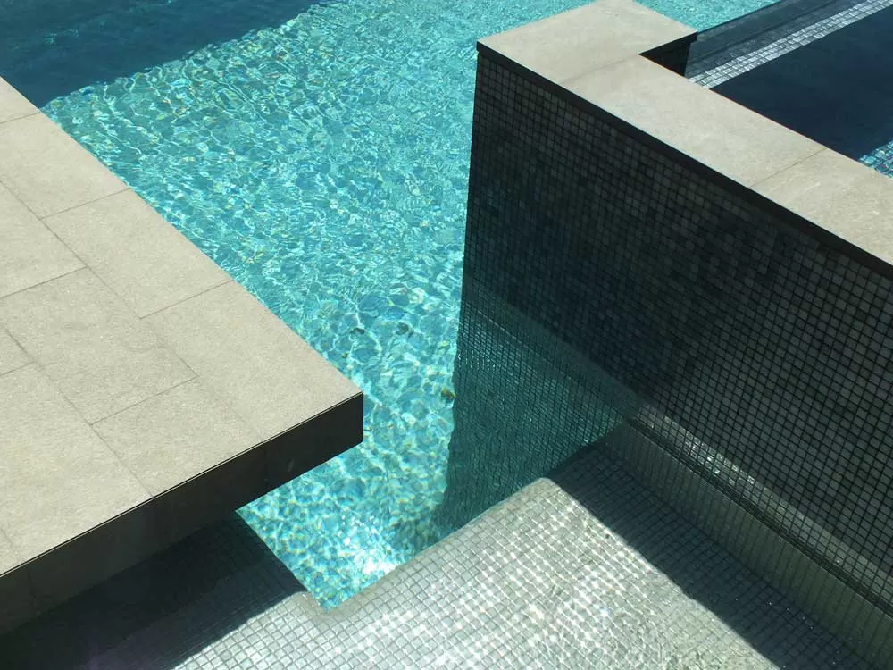 Глянцевая мозаика Inox Metal серого цвета производства Ezarri — фото сверху на бассейн.