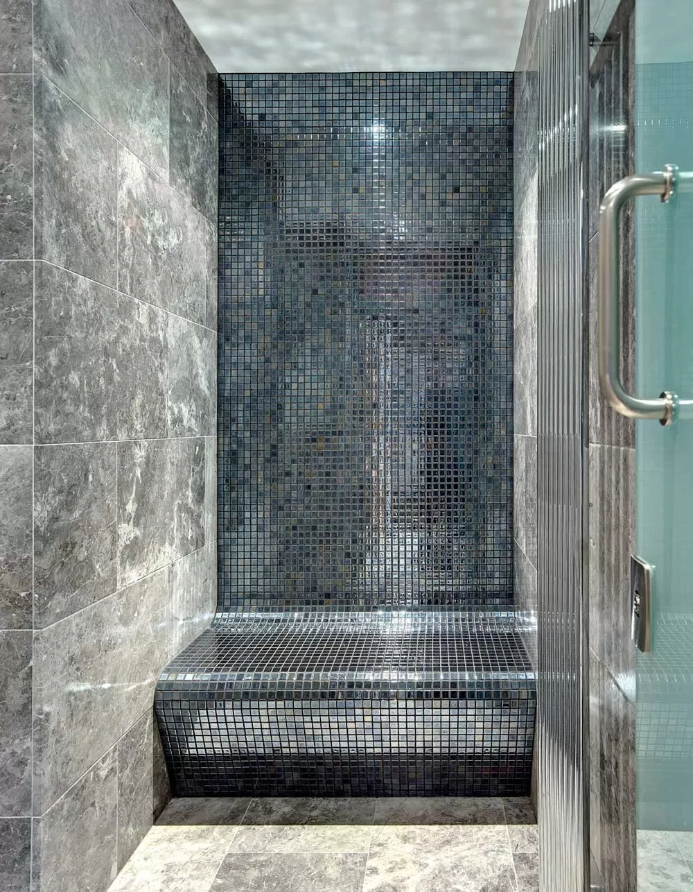 Глянцевая мозаика Lava Metal черного цвета производства Ezarri использована для интерьера ванной комнаты.