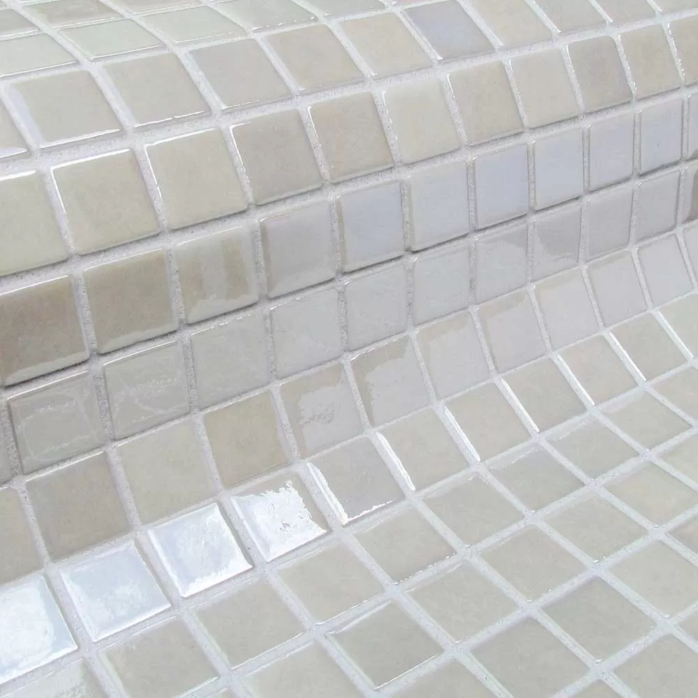 Глянцевая мозаика Nickel Metal белого цвета производства Ezarri.