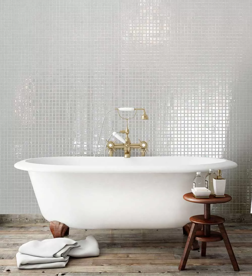 Интерьер ванной комнаты с глянцевой мозаикой Nickel Metal белого цвета производства Ezarri.