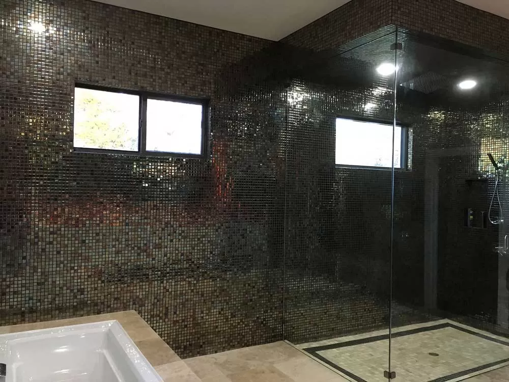 Глянцевая мозаика Oxido Metal металлического цвета фабрики Ezarri для любых ванных комнат и душевых.