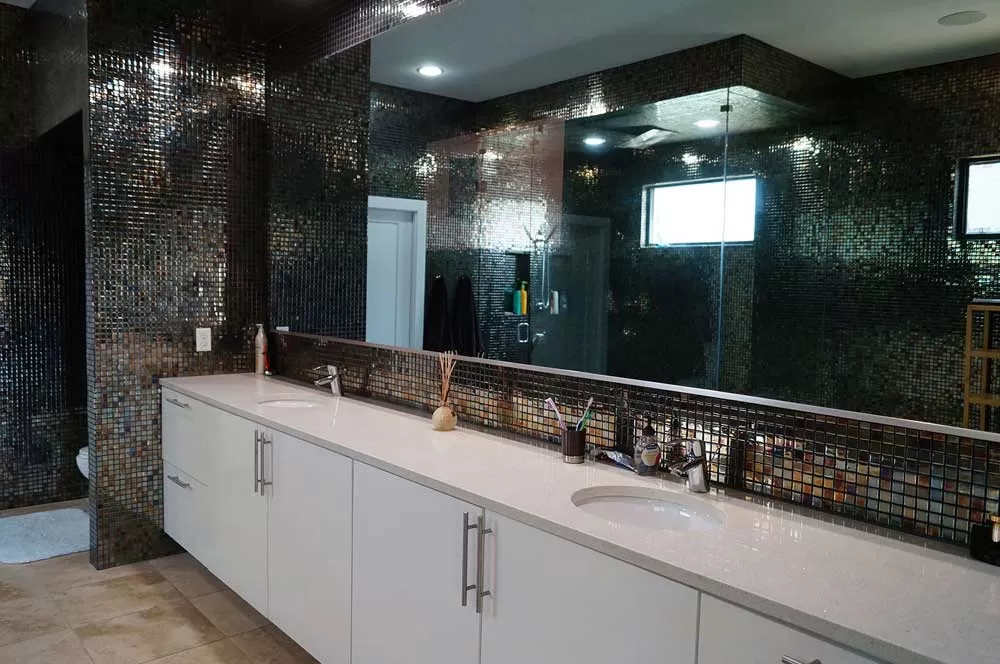 Глянцевая мозаика Oxido Metal металлического цвета производства Ezarri  для туалетных зон ночных клубов.