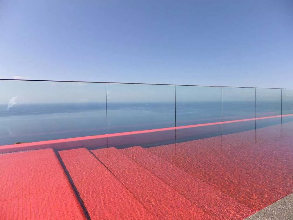 Вот и необычный бассейн красного цвета облицован мозаикой Rubi Metal производства Ezarri.
