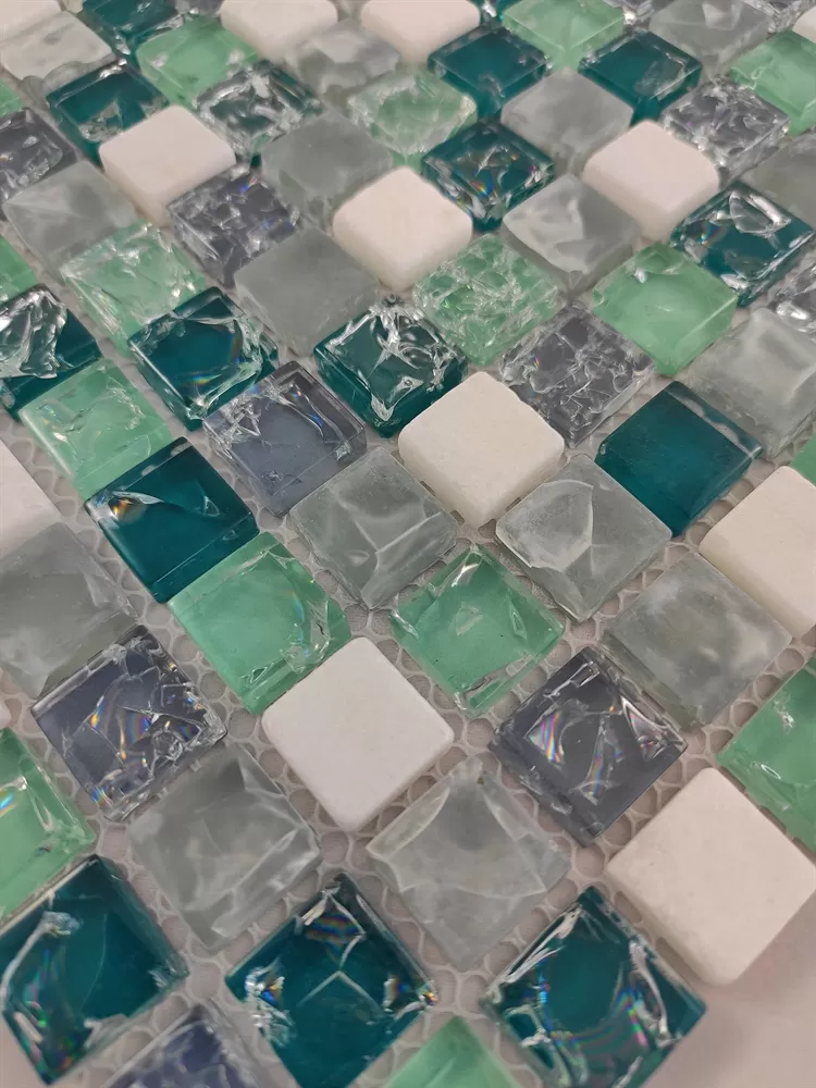 GS095B мозаика 15х15 мм колотый лед из микса стеклянных и каменных чипов в зелёных тонах