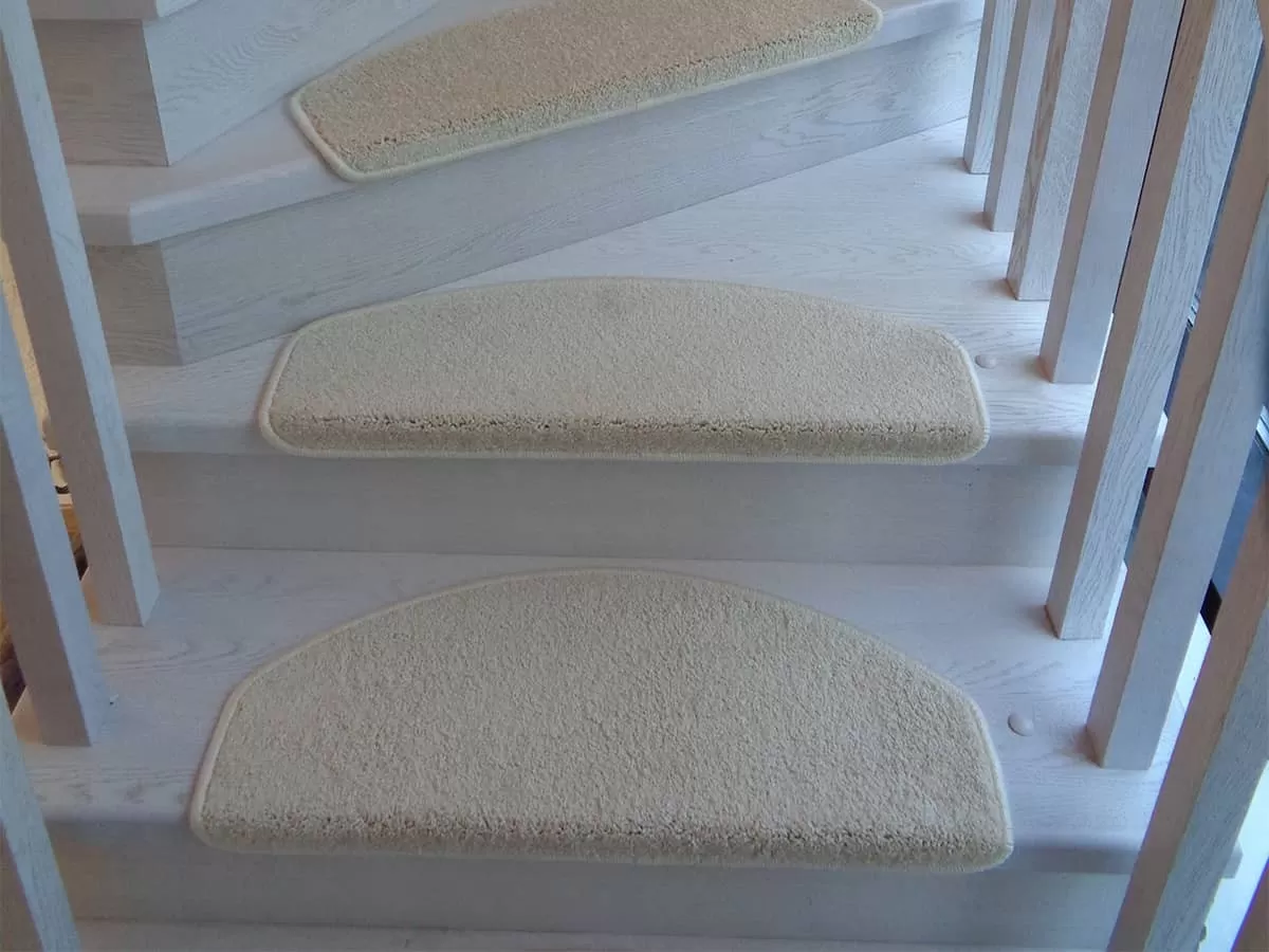 Ковровые накладки на ступени лестницы — Сахара белый (СтройПокупка).