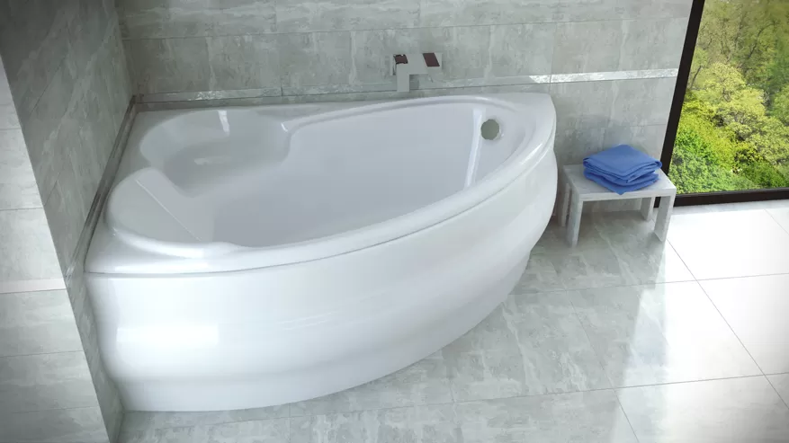 Угловая ванна в маленькой ванной Finezja Nova Besco в интерьере.