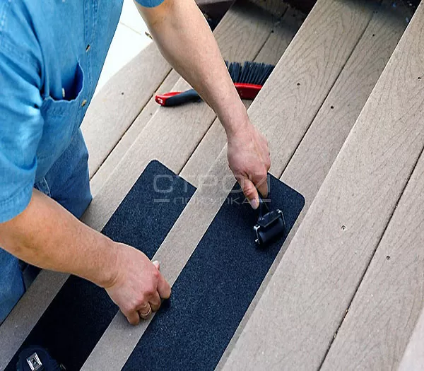 Наклейка самоклеющейся противоскользящей абразивной ленты на деревянные ступени