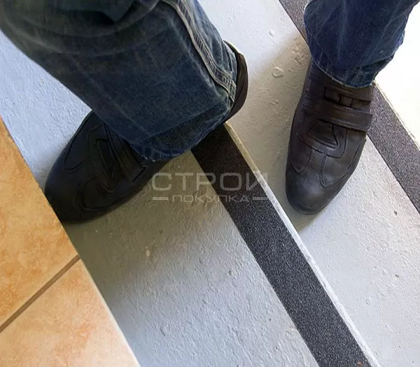 Самоклеющаяся противоскользящая абразивная лента на бетонных ступенях лестницы