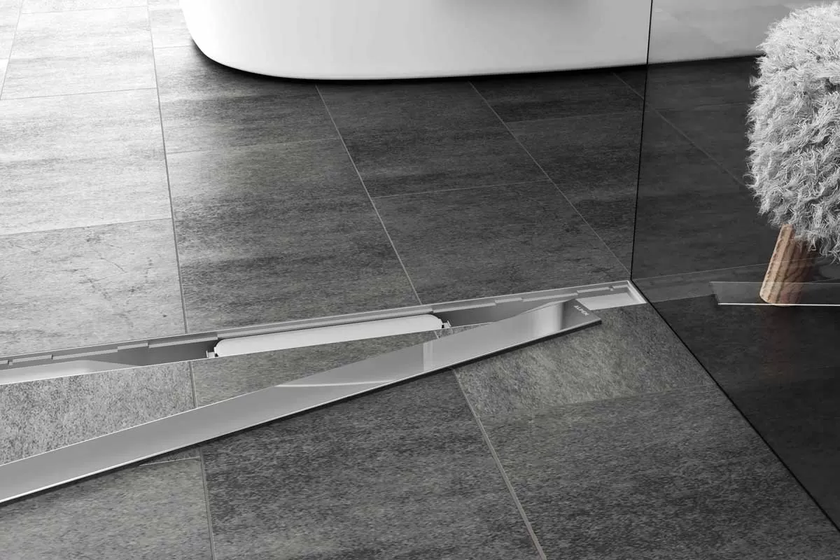 Душевой лоток Alpen Klasic/Floor в интерьере с снятой декоративной решеткой.