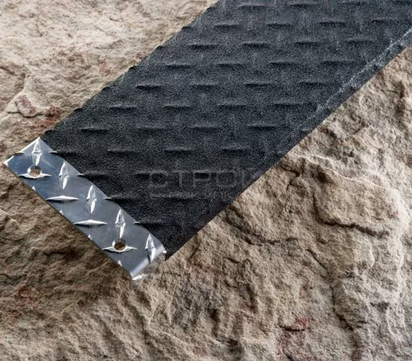 Черная формуемая лента на гофрированном металлическом листе
