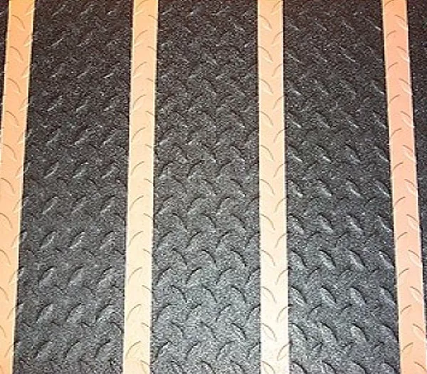 Черные формуемые ленты на металлическом рифленом пандусе