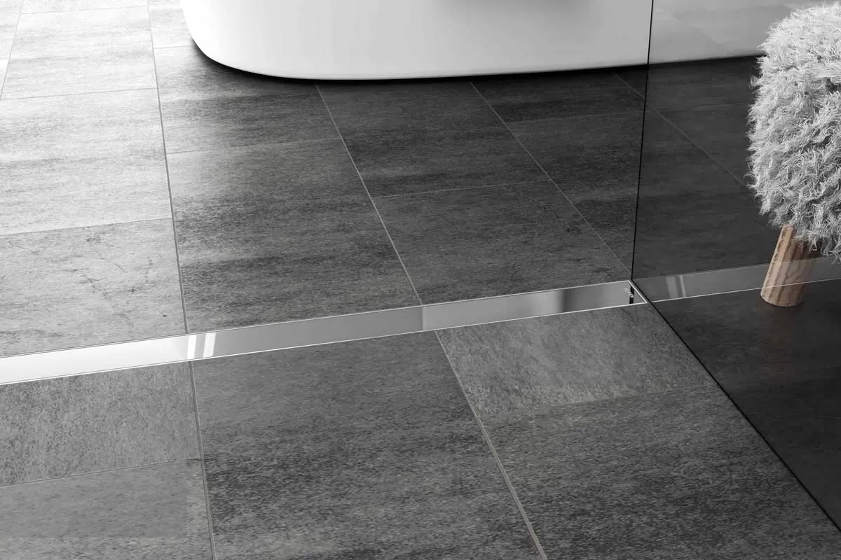 Душевой лоток Alpen Klasic/Floor в интерьере с декоративной решеткой.