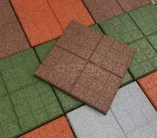 Тротуарная плитка из резиновой крошки с текстурой сетка.
