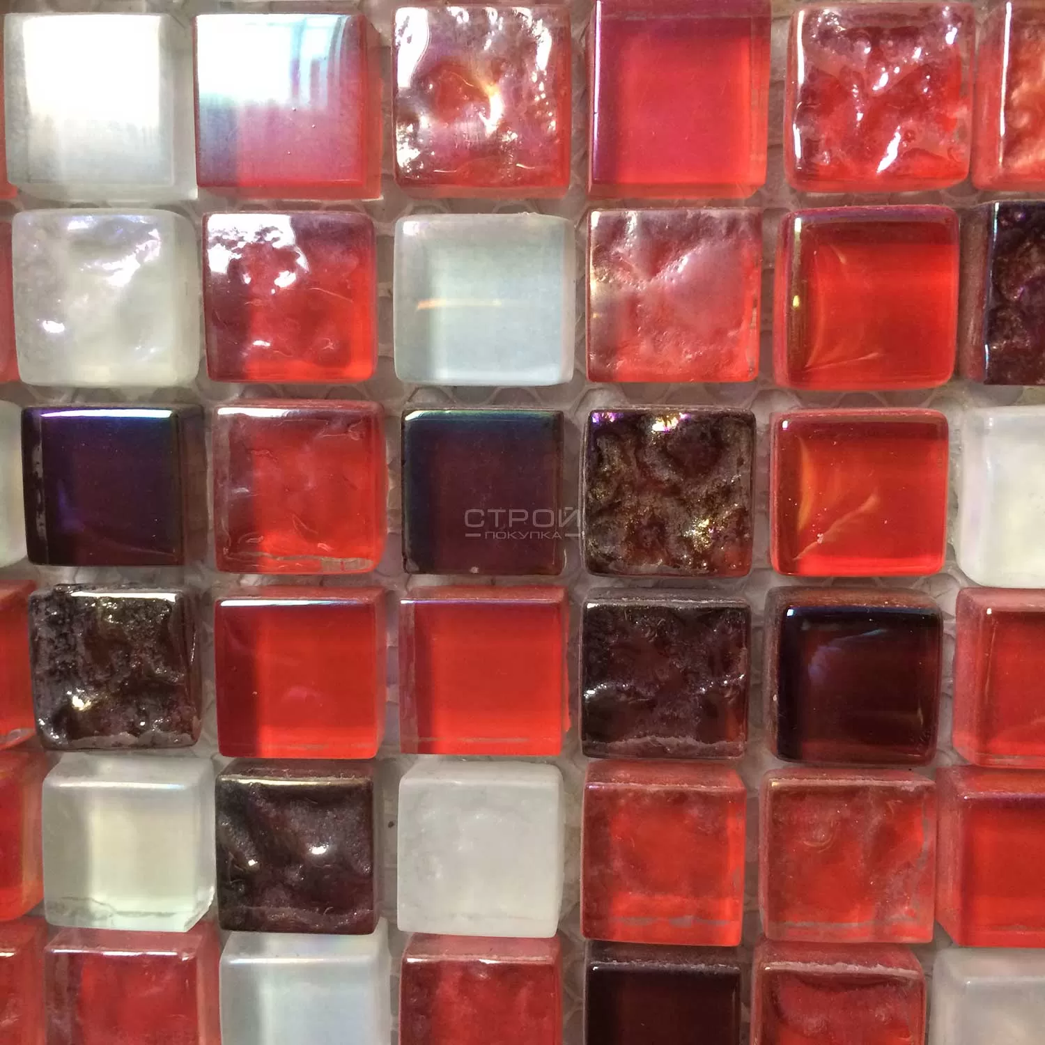 Микс стеклянной красной мозаики с белыми чипами
